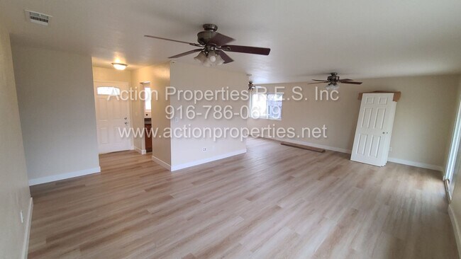 Building Photo - Very Clean 3 Bedroom 1.5 bath, 2 Car Garag...