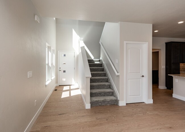 Building Photo - 2 Bedroom Contemporary Townhome