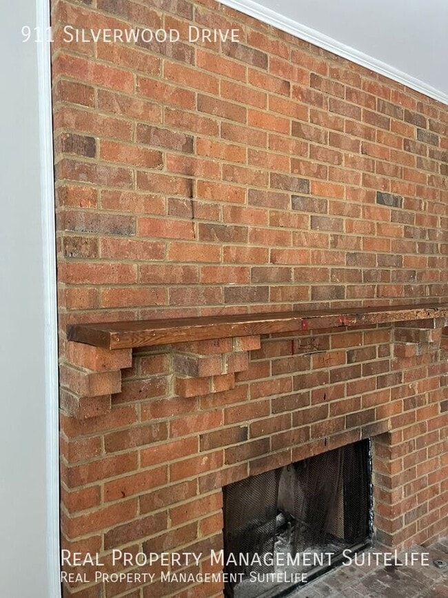 Building Photo - 911 Silverwood Dr