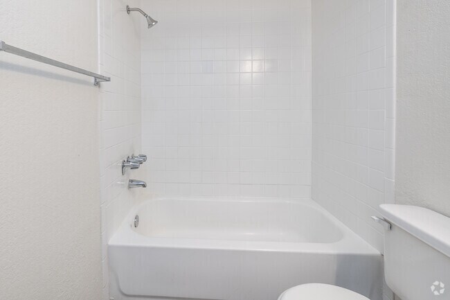 3BR, 2BA - 1,400SF - Bathroom - Taylor Heights