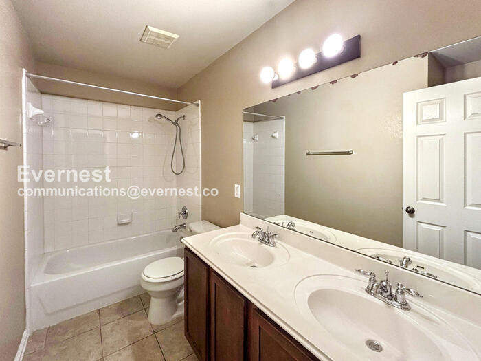 Building Photo - 1208 Willowbrook Dr