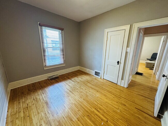 Building Photo - Charming 4-Bed Home with Granite Touches & Hardwood Elegance in Minneapolis!