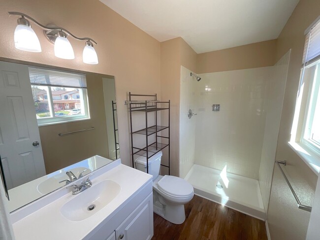 Building Photo - 5 Bedroom Home Available Near Research Pkw...