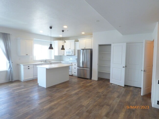 Building Photo - Upgraded 3 Bed 2.5 Bath Townhome in Herriman