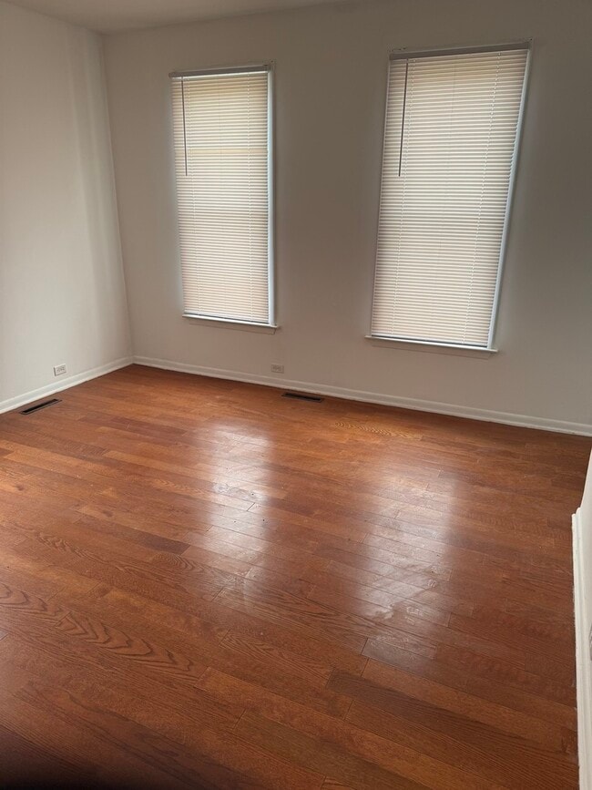 Building Photo - 140 College St