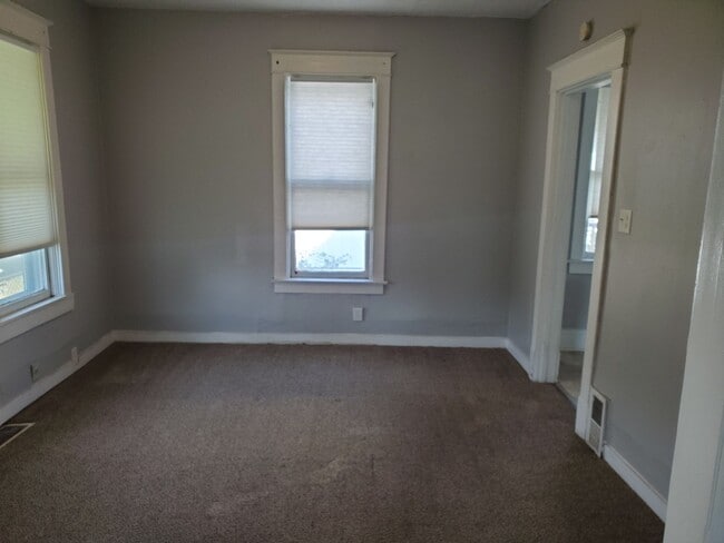 Building Photo - 2 Bedroom, 1 Full Bath, 2 Story home in th...