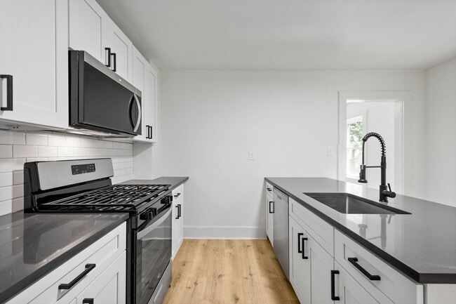 Building Photo - MOVE IN READY! FULLY RENOVATED 2-BEDROOM I...