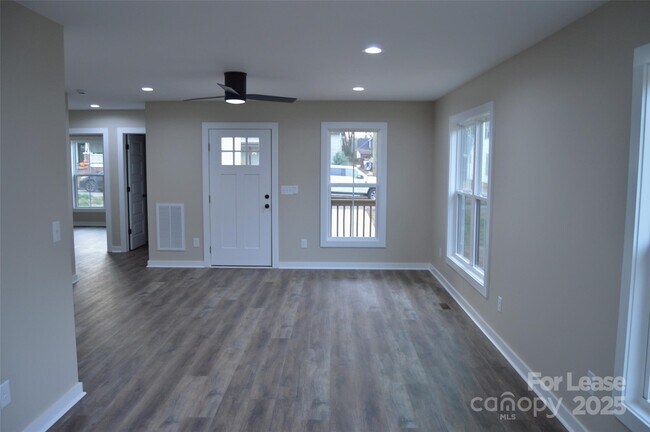 Building Photo - 620 W Bell St