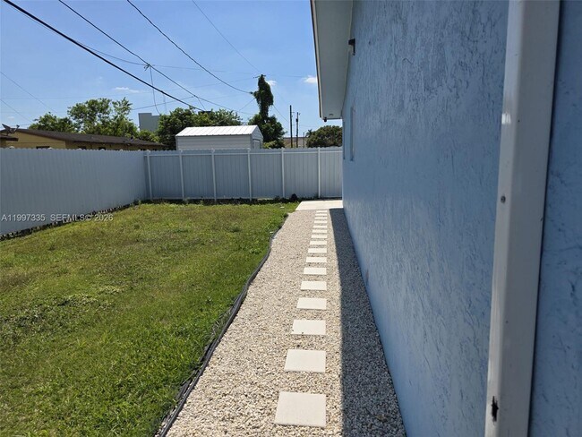 Building Photo - 965 NW 10th St