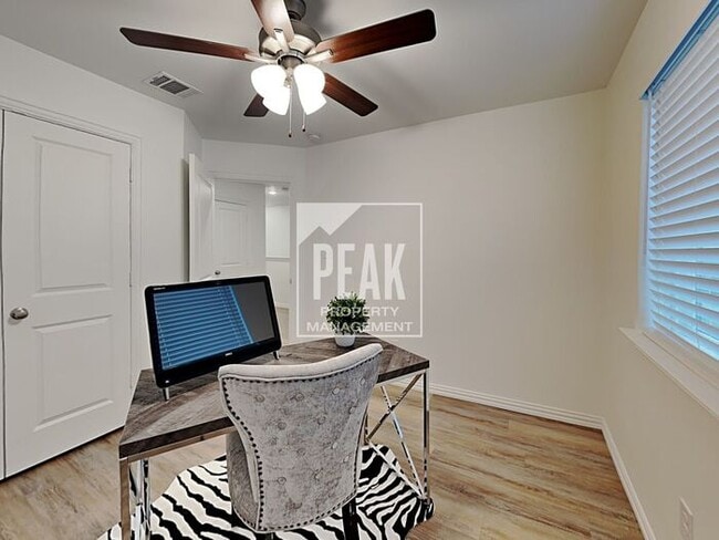 Building Photo - $1599! 3 Bed/2.5 Bath Townhome with a FRIDGE PROVIDED!