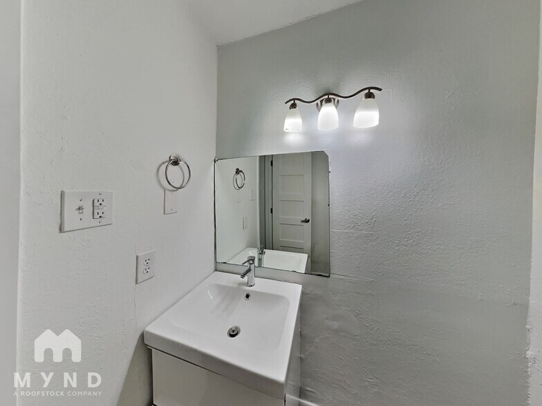 Building Photo - 7152 Fair Oaks Ave