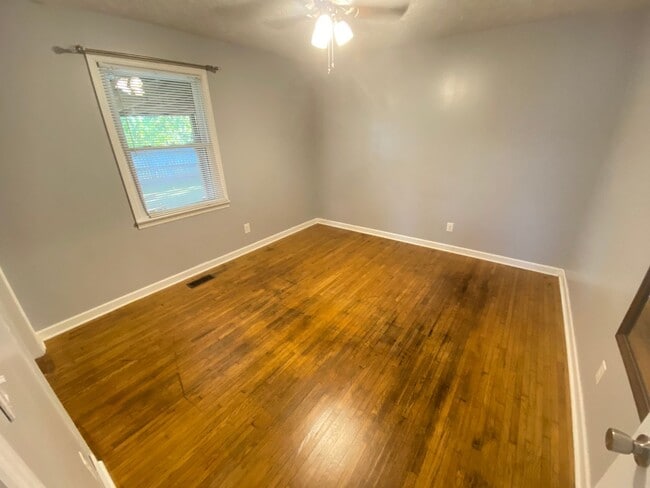 Building Photo - For Lease - 2 Beds, 1 Bath,