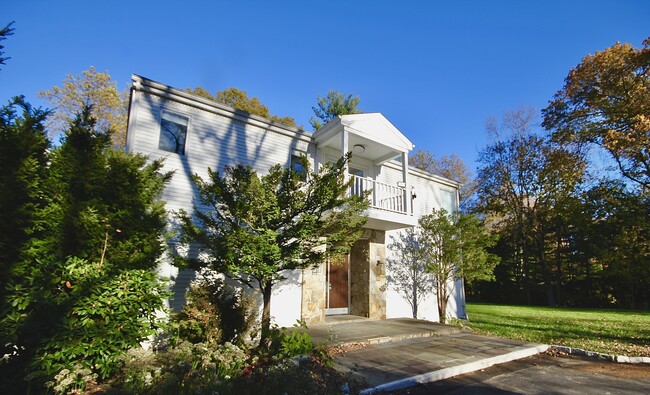 Building Photo - 106A Comstock Hill Ave