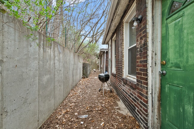 Building Photo - 2241 Hawthorne Ave