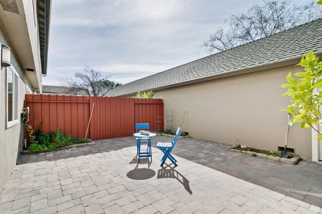 Building Photo - Spacious 3 Bed 2.5 Bath Home in Family Fri...