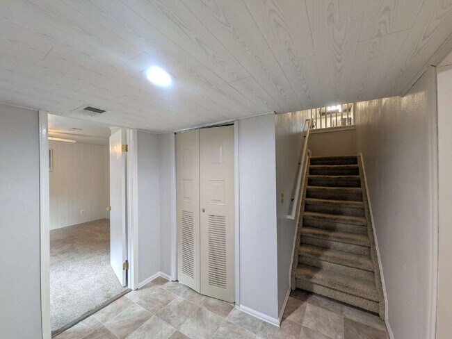 Building Photo - 2128 Beacham Dr