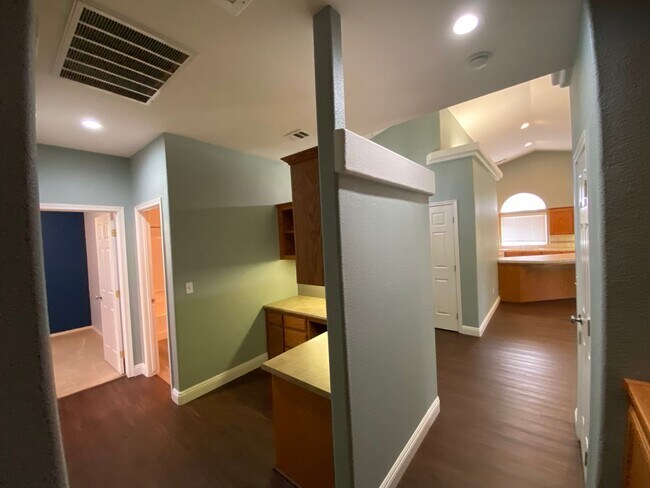 Building Photo - 2643 W Oakridge Ave