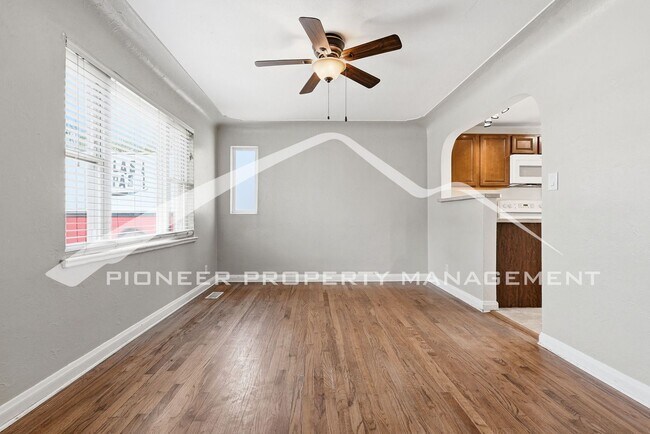 Building Photo - Updated 1/2 Duplex with Washer/Dryer and Fenced Yard