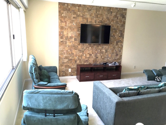 Living room - 5500 Friendship Blvd