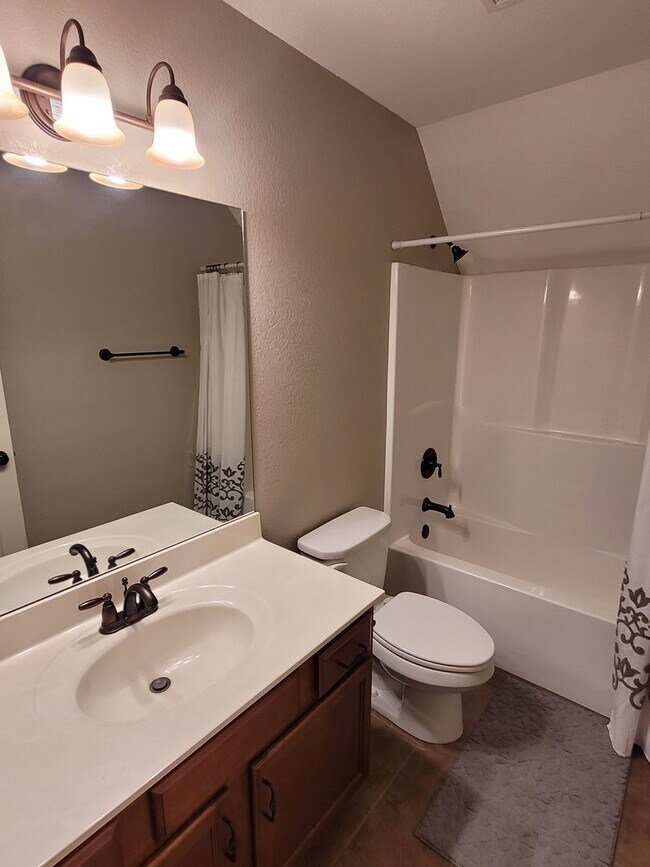 Building Photo - 3 Bedroom 2.5 Bathroom Home