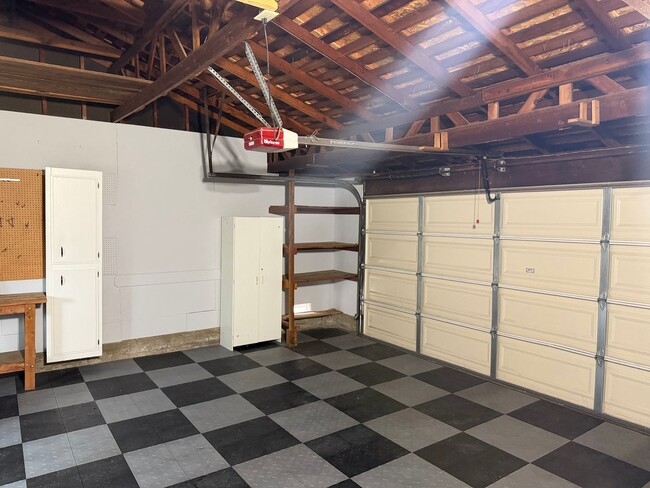 Building Photo - Adorable 3 bedroom 1.5 bath home garden setting