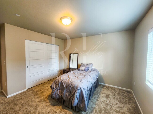 Building Photo - Extra Large Premium Built 4bd