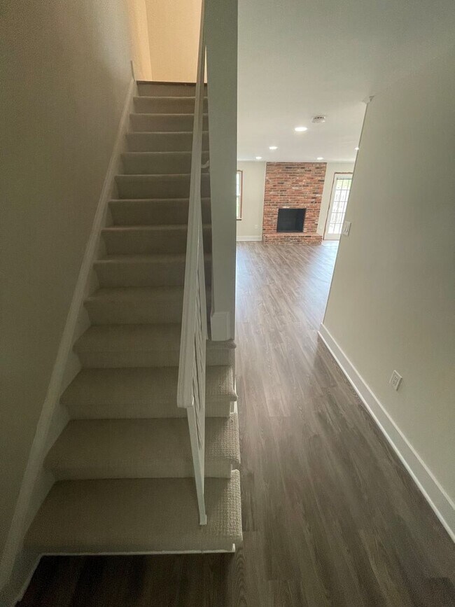 Building Photo - BEAUTIFLLY UPDATED TOWNHOME