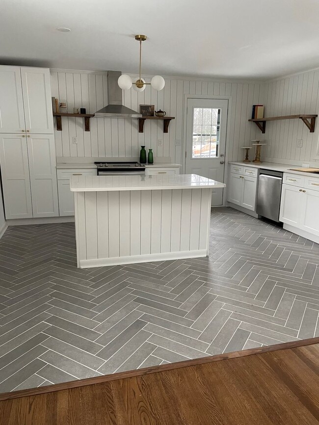 Building Photo - 4 Bedroom Remodeled House off Old Forest Road