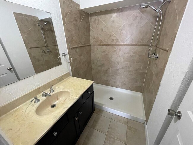 Building Photo - 3997 Versailles Dr
