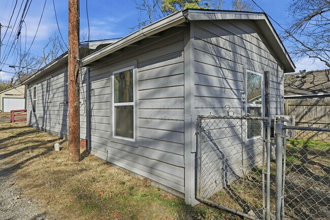 Building Photo - 514 S Chandler Ave