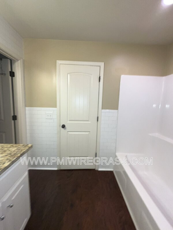 Building Photo - 229 Lace Dr
