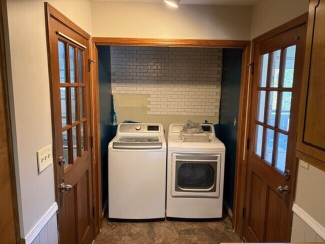 Building Photo - 185 Redwood Cir