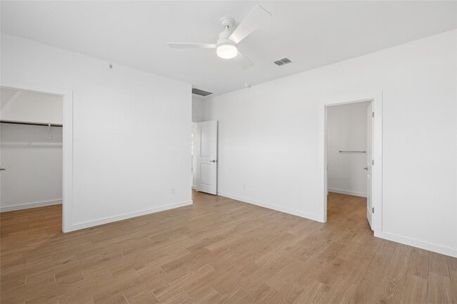 Building Photo - 698 Daniels Lk Ln