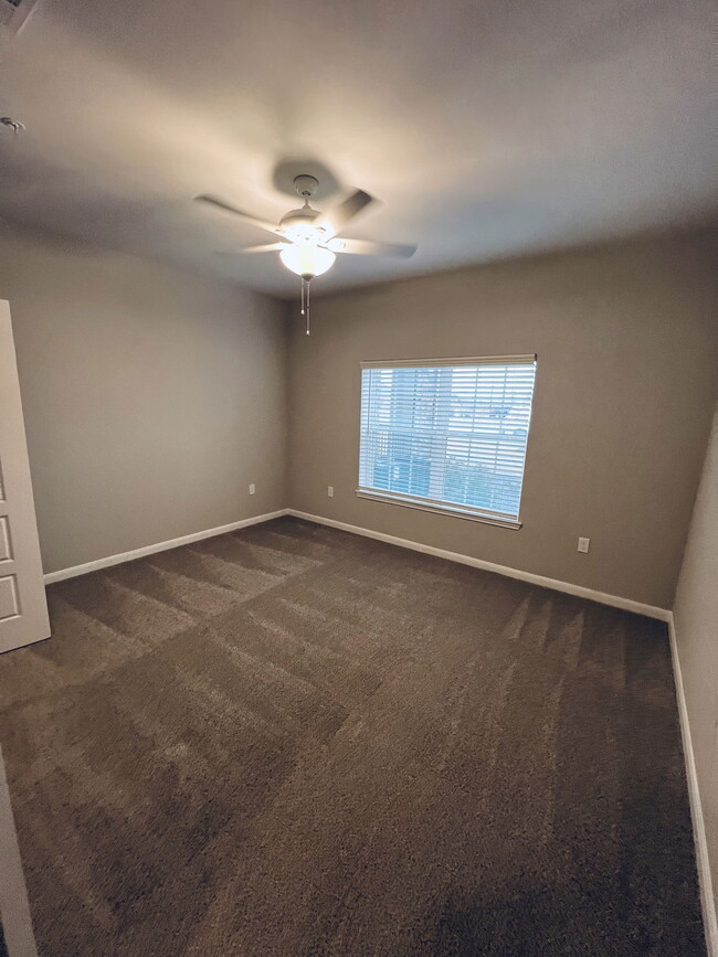 Building Photo - 400 Willow Grv Wy