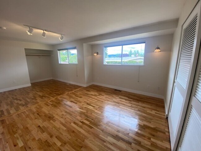Building Photo - $3950 2520 SqFt, SFH/4BDR,2BA,office/Garag...