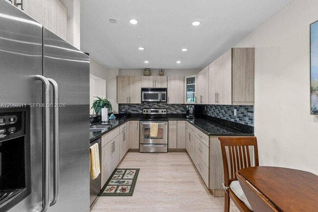 Building Photo - 251 Crandon Blvd