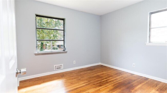 Building Photo - 2917 Cambridge Dr SW