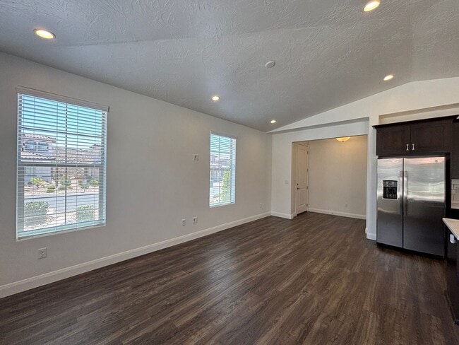 Building Photo - SPACIOUS HOME FOR RENT!