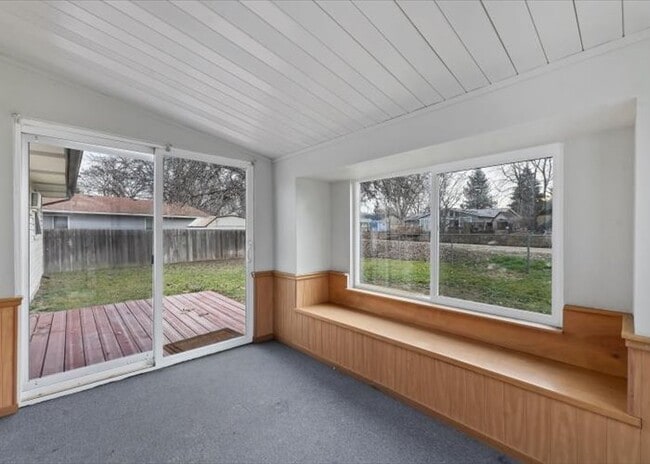 Building Photo - 1319 E Victory Rd