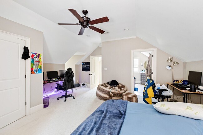 Building Photo - Elegant 5 bedroom home in Bedford!
