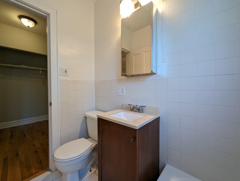 Building Photo - 4735 N Hermitage Ave
