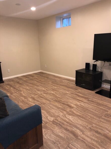 ENTERTAINMENT ROOM - 5112 Hollywood Rd