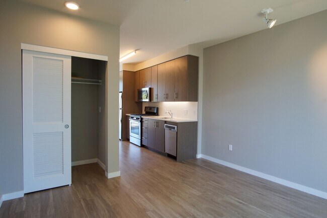 Building Photo - Sellwood 3rd Floor-Studio w W/D Ready Late...