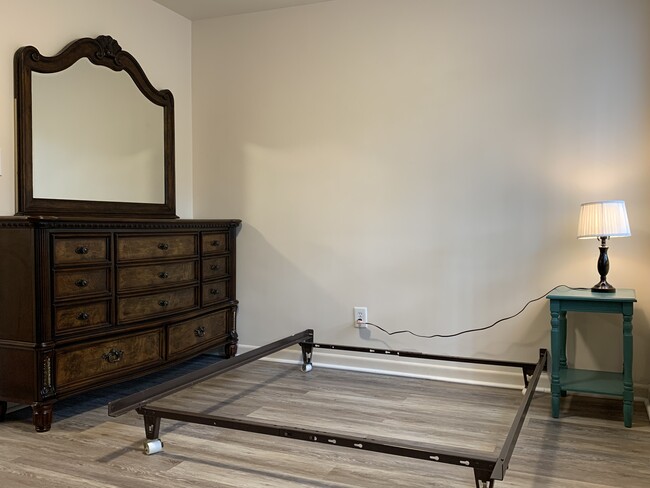 Building Photo - 208 S Elm St