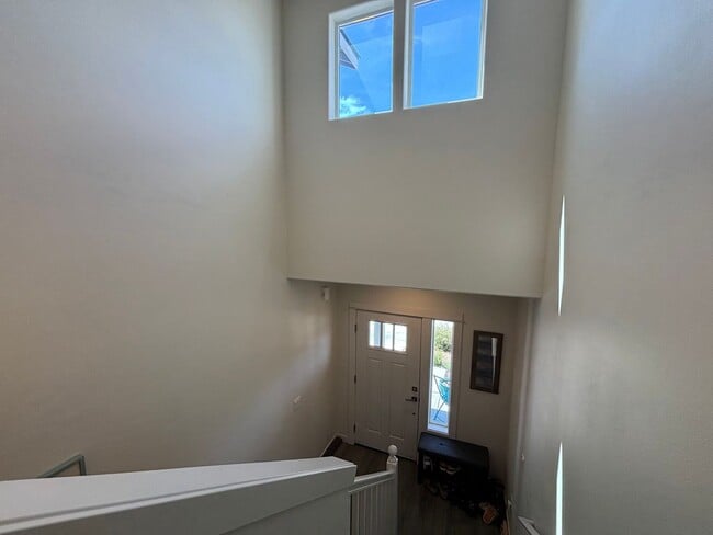 Building Photo - Beautiful 3 Bed/2.5 Bath with Fully Fenced...