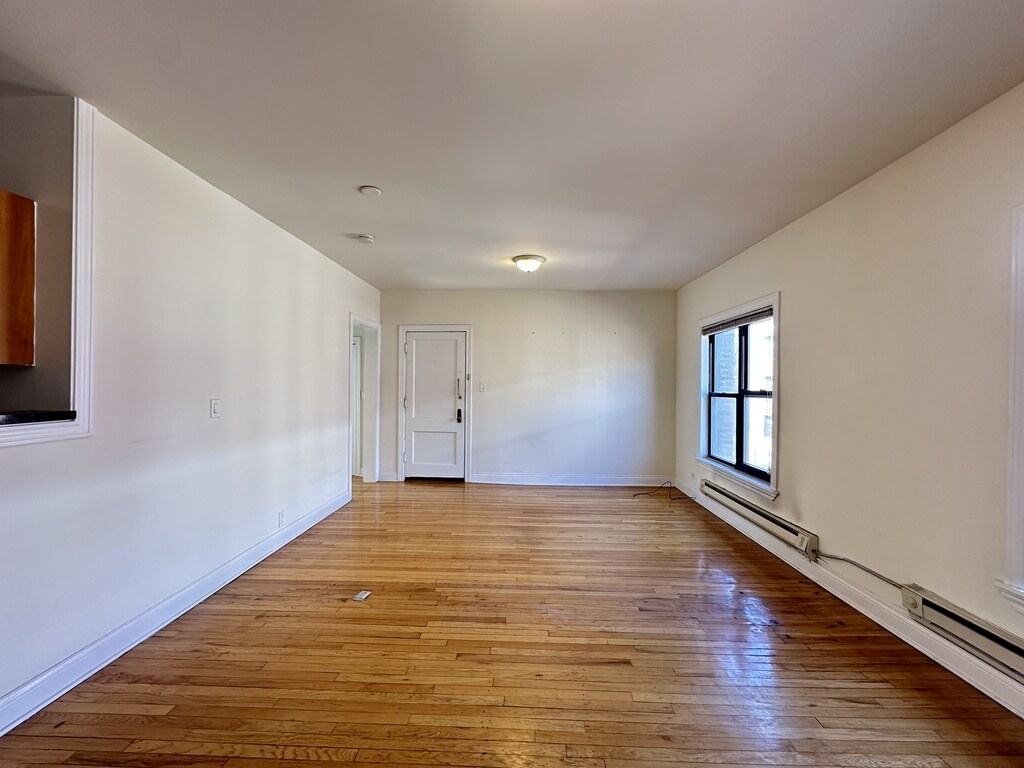 Building Photo - 834 W Waveland Ave