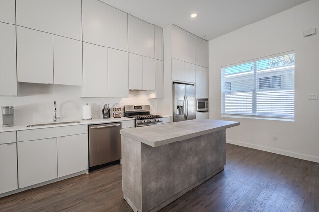 Building Photo - Modern Townhome with Dual Primary Suites & 2-Car Garage | Knox-Henderson / Lower Greenville