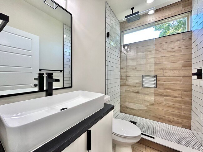 Building Photo - Spacious 2/BR 2.5/BA Modern Home with Abun...