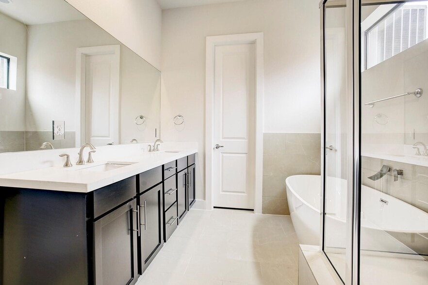 Primary ensuite with double sinks - 2926 Alice St