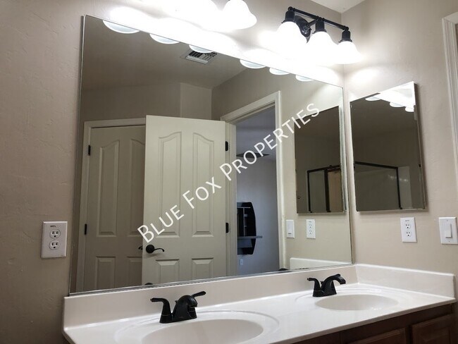 Building Photo - 4810 E Orchard Grass Dr